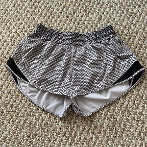 Lululemon Hotty Hot Low-Rise Lined Short 2.5" Black and White Running Size 6 Reg